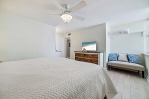 2 bedrooms, iron/ironing board, free WiFi, bed sheets - BEACHFRONT, FAMILY FRIENDLY, CLOSE TO HANGOUT AND RESTAURANTS (Gulf Shores)