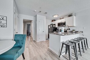 ثلاجة، ميكروويف، فرن، موقد طهي مسطح