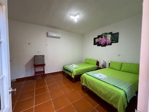Escritorio, wifi gratis y ropa de cama 