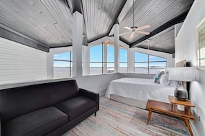 4 bedrooms, iron/ironing board, free WiFi, bed sheets - Luxury Waterfront Retreat | Designer Interior, Huge Deck & Private Boat Slip | BEACHBALL PROPERTIES (Elberta)