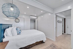 4 bedrooms, iron/ironing board, free WiFi, bed sheets - Luxury Waterfront Retreat | Designer Interior, Huge Deck & Private Boat Slip | BEACHBALL PROPERTIES (Elberta)