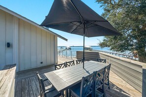 Outdoor dining - Luxury Waterfront Retreat | Designer Interior, Huge Deck & Private Boat Slip | BEACHBALL PROPERTIES (Elberta)