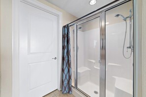 Shower, jetted bath, hair dryer, towels - BEACHFRONT, LOW DENSITY CONDO, CORNER UNIT, CLOSE TO RESTAURANTS - The Colonnades 703 (Gulf Shores)