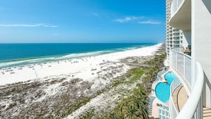 Een hotel aan het strand met een zwembad, toegang tot het strand en uitzicht op de oceaan.