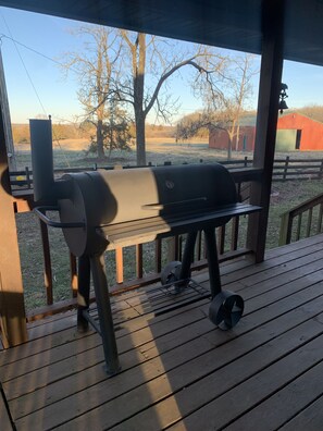 Terrace/patio - Ozark Retreat-a cozy cabin perfect for outdoor enthusiast or a place to relax.  (Licking)