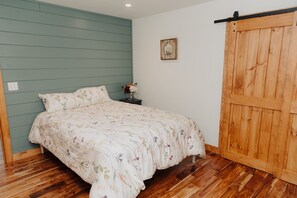 3 bedrooms, desk, WiFi, bed sheets