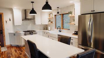 Coffee/tea maker, fridge, microwave, oven