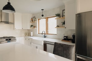 Een koelkast, een microgolfoven, een oven, een kookplaat