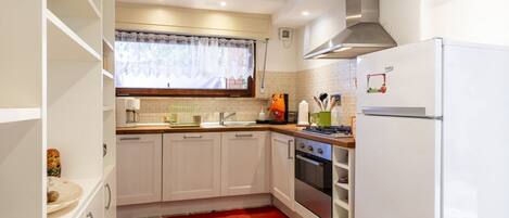 Een koelkast, een magnetron, een oven, een kookplaat