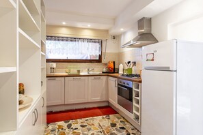 Fridge, microwave, oven, stovetop - Cozy apartment of 60 sqm located on the ground floor (some steps to access) perfect for 2 people.The property is set in the charming Tuscan coastal town of Castiglioncello, just 1.6 km from Lungomare Alberto Sordi.The area is served by all the main servi (Castiglioncello)
