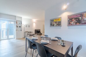 Dining - A few steps from the Royal Palace, elegant apartment equipped with every comfort and ideal for hosting 6 people, located in a building in the city center, nearby there are all the main museum and recreational attractions of little Paris. Close to the O (Torino)