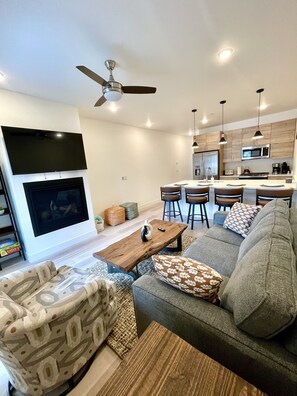 Smart TV, lareira, livros