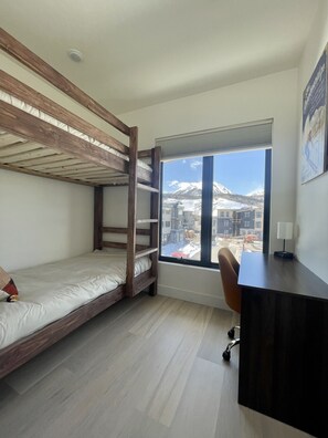 2 bedrooms, desk, iron/ironing board, free WiFi