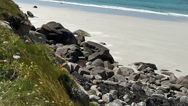 A beach with large rocks in the foreground and a clear blue sky. - "villa Bonheur", Maison Contemporaine, Idéale en Famille, à 300m de la Plage (Lampaul-Plouarzel)