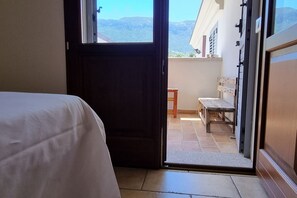 2 makuuhuonetta, työpöytä, ilmainen Wi-Fi, vuodevaatteet