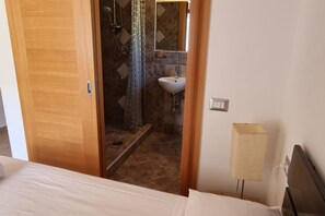 Shower, hair dryer, bidet, towels - Villa Biriculi surrounded by nature (Dorgali)
