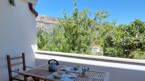 Outdoor dining - Villa Biriculi surrounded by nature (Dorgali)