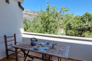 Outdoor dining - Villa Biriculi surrounded by nature (Dorgali)