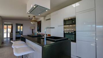 Frigorifero, microonde, forno, piano cottura