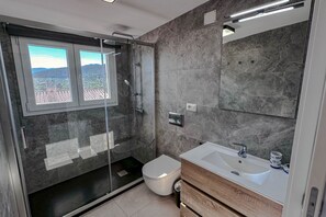 Douche, sèche-cheveux, bidet, serviettes fournies
