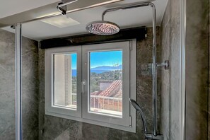 Bruser, hårtørrer, bidet, håndklæder