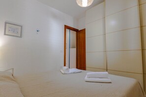 2 Schlafzimmer, Reisekinderbett, kostenloses WLAN, Bettwäsche
