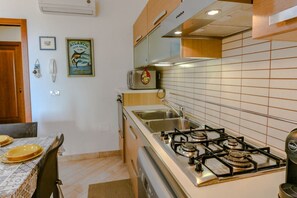 Fridge, microwave, oven, stovetop - Monte Ruiu House with garden (Cala Gonone)