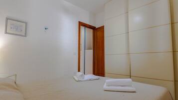 2 bedrooms, travel crib, free WiFi, bed sheets