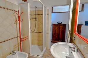 Bruser, hårtørrer, bidet, håndklæder