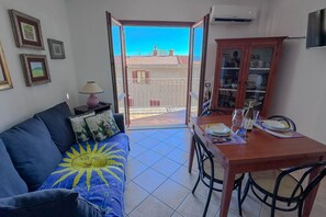 Televisión y chimenea 