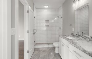 Douche, sèche-cheveux, serviettes fournies, savon