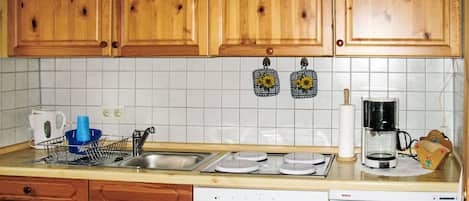 Horno, tostadora, trona infantil y mesa de comedor