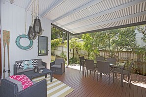 Outdoor dining - Coastal bliss, close to the beach! (Tweed)