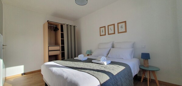 4 chambres, bureau, fer et planche à repasser, lit parapluie