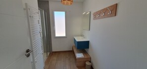 Douche, sèche-cheveux, serviettes fournies, savon