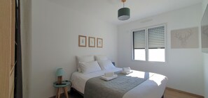 4 sovrum, skrivbord, strykjärn/strykbräda och resesäng