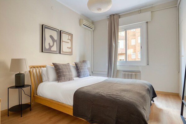 3 bedrooms, iron/ironing board, WiFi, bed sheets - Clean Galvany 3BR w/ Balcony, Fully Equipped, by Blueground (Barcelona)