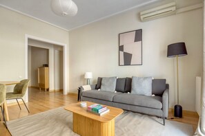 TV, stereo - Clean Galvany 3BR w/ Balcony, Fully Equipped, by Blueground (Barcelona)