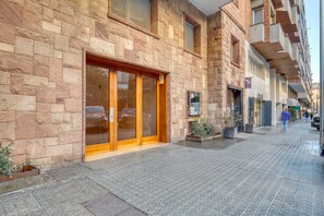 Exterior detail - Clean Galvany 3BR w/ Balcony, Fully Equipped, by Blueground (Barcelona)