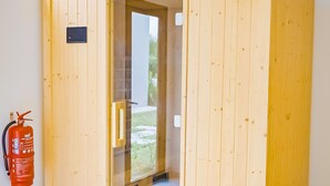 Un couloir en bois avec un extincteur fixé au mur.