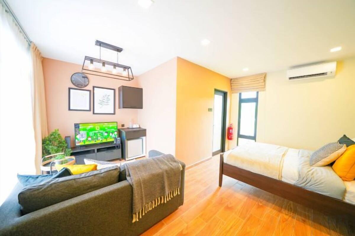 Een minibar, een strijkplank/strijkijzer, gratis wifi, beddengoed