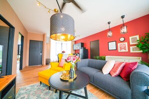 Suite familiar | Zona de estar | Smart TV de 45 pulgadas con canales digitales, un altavoz inteligente