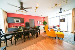 Family Suite | Living area | 45-inch Smart TV with digital channels, smart speakers - Hangouts Urban Eco Langkawi (Langkawi)