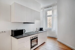 Fridge, microwave, oven, dishwasher - Sleek Prenzlauer Berg 2BR, Fully Furnished & Equipped, by Blueground (Berlin)