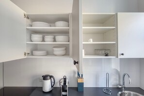 Kylskåp, mikrovågsugn, ugn och spishäll