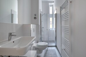 Hair dryer, towels - Excellent Neukölln 1BR, Fully Furnished & Equipped, by Blueground (Berlin)