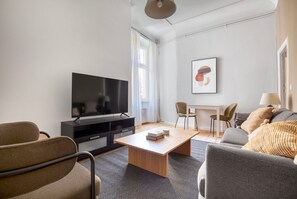 TV, stereo - Excellent Neukölln 1BR, Fully Furnished & Equipped, by Blueground (Berlin)