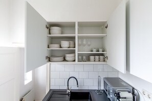 Réfrigérateur, micro-ondes, four, plaque de cuisson