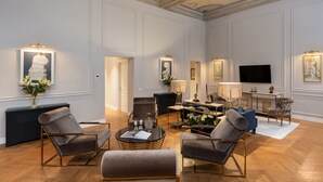 A spacious living room with a fireplace, comfortable seating, and artwork on the walls. - Lovely apartment for 10 people with A/C, WIFI, hot tub, TV and balcony (Florence)