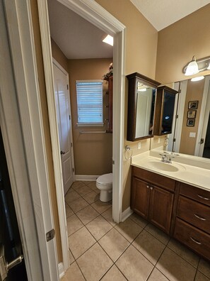 Shower, hair dryer, towels, soap - Gated, quiet 3 bdrm 3 bath townhome at Sanford, Heathrow & Lake Mary junction. (Sanford)